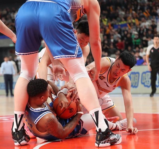 威廉希尔官网-球赛战况激烈搏杀，场面扣人心弦