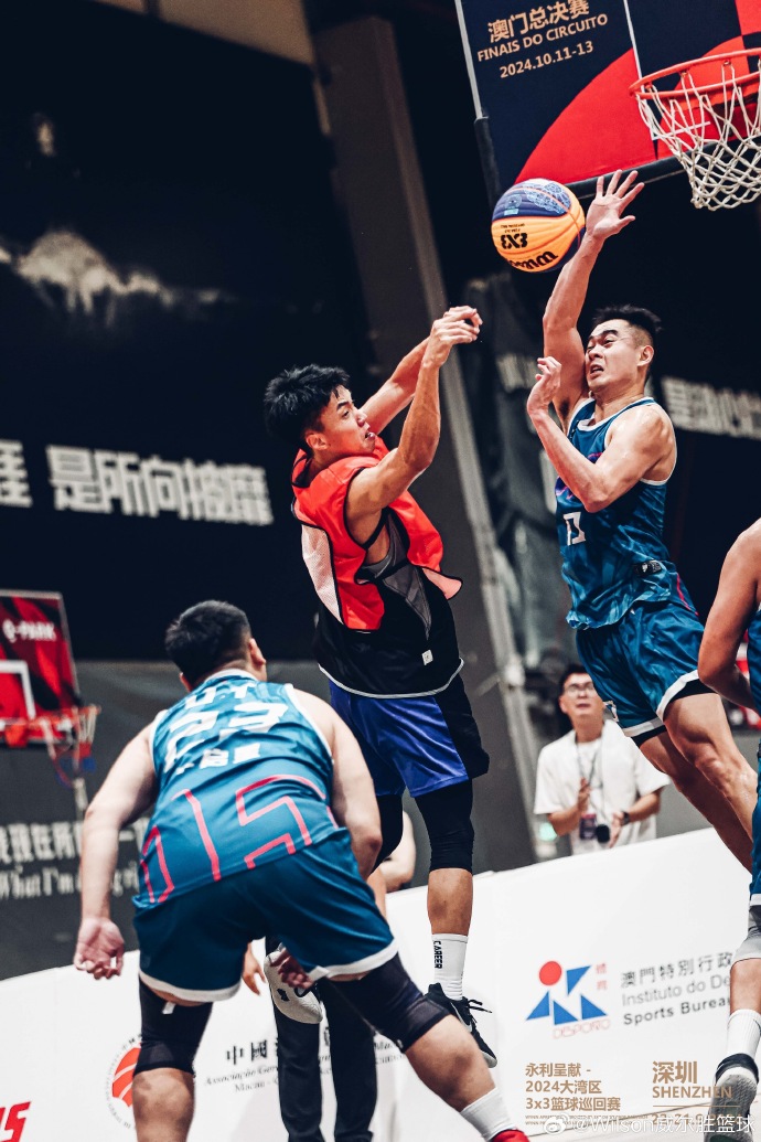 球赛战况激烈搏杀,场面扣人心弦 球赛战况激烈搏杀,场面扣人心弦