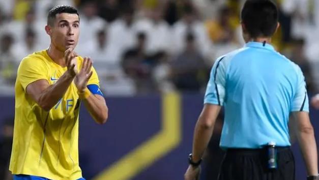 比赛结果引发热议，足球界对裁判标准质疑不断