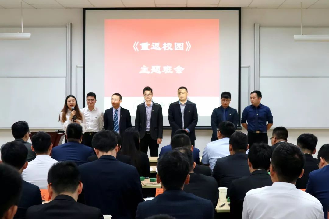 富力球员配合默契,赢得关键三分 富力球员配合默契,赢得关键三分