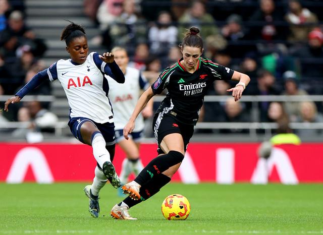 英格兰代表队在女子足球比赛中险胜败 英格兰代表队在女子足球比赛中险胜败