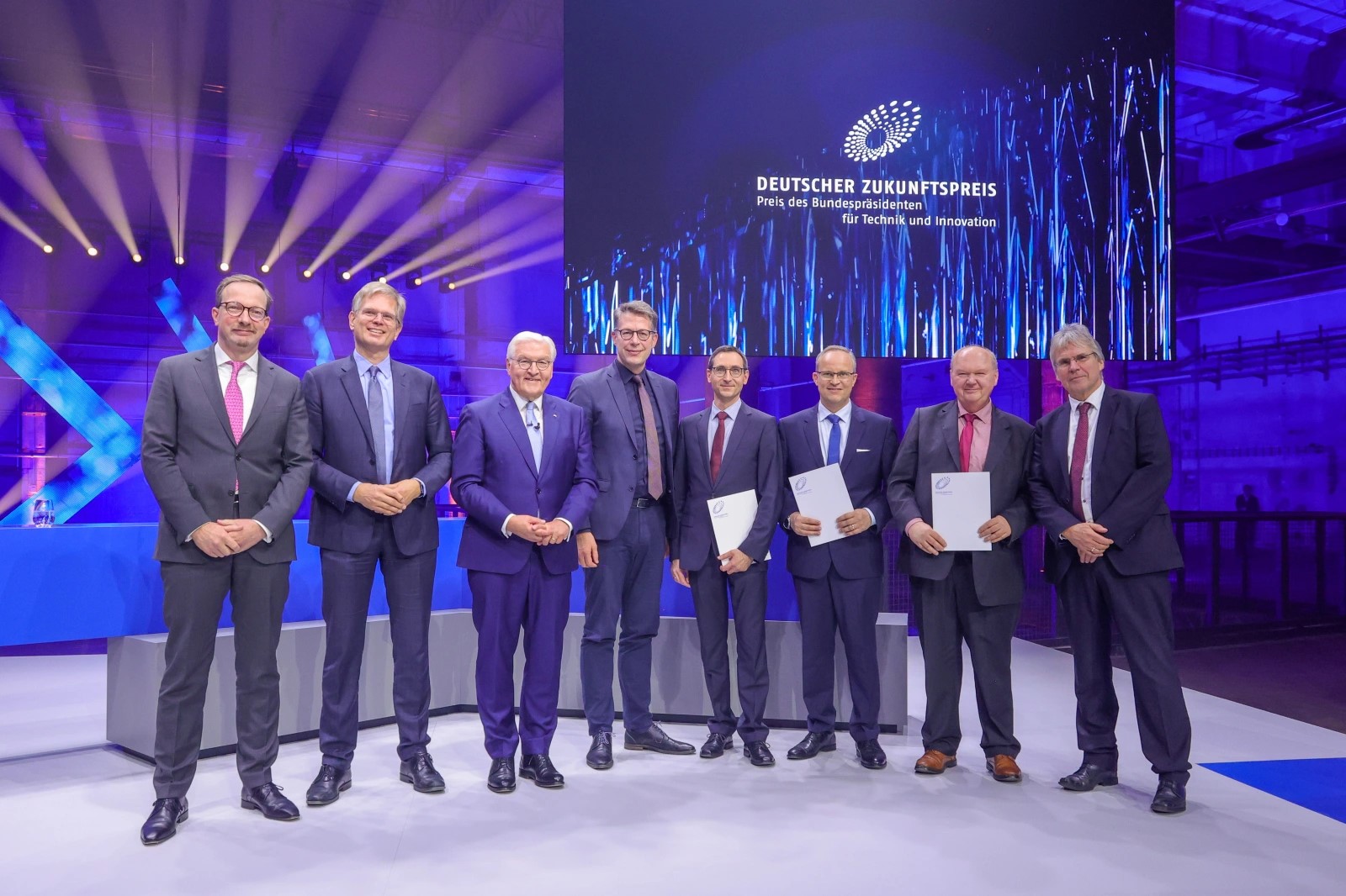 泰晤士球队在比赛中展现了出色的团队合作 泰晤士球队在比赛中展现了出色的团队合作