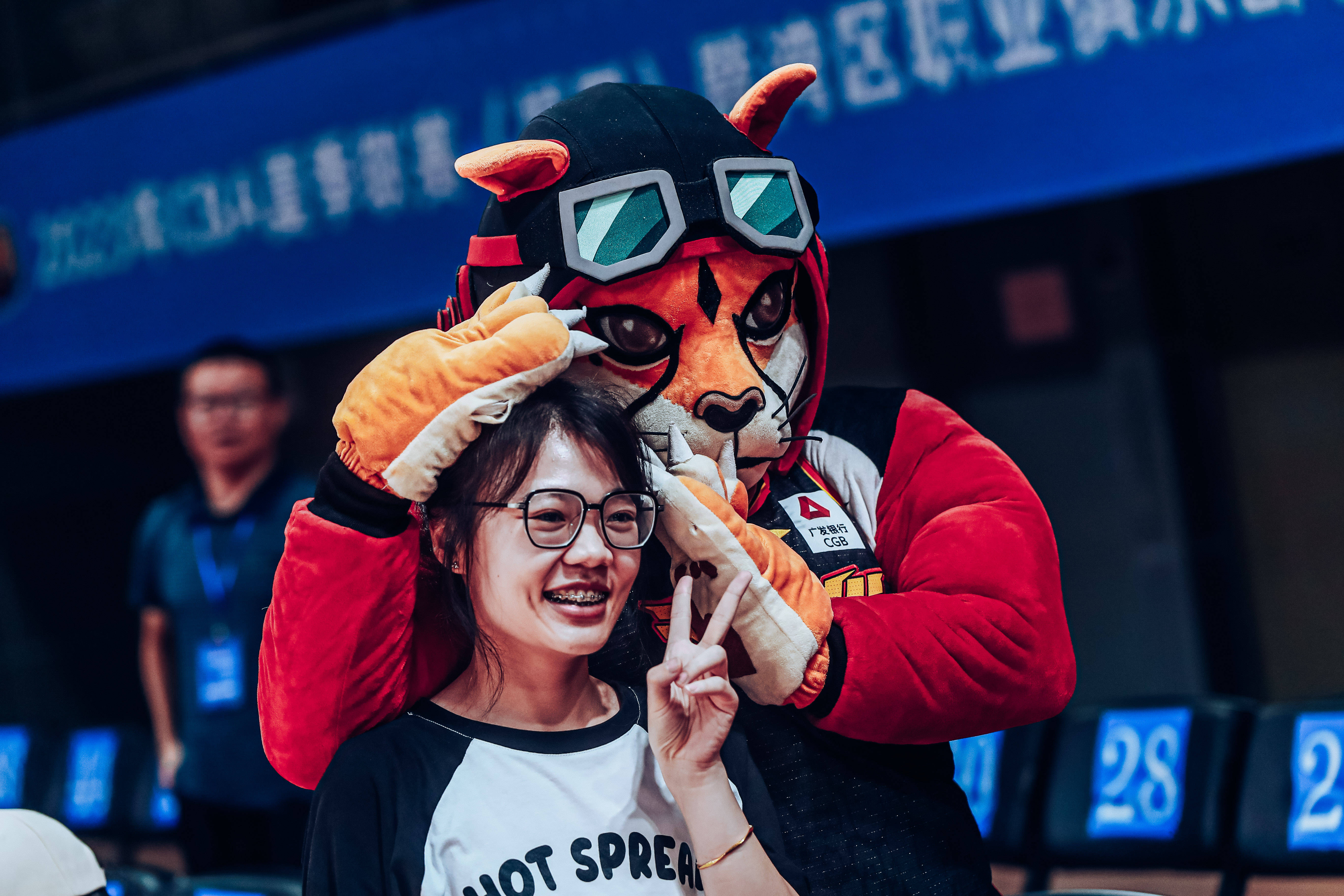 比赛现场球迷玩起了激烈的支持团对抗 比赛现场球迷玩起了激烈的支持团对抗