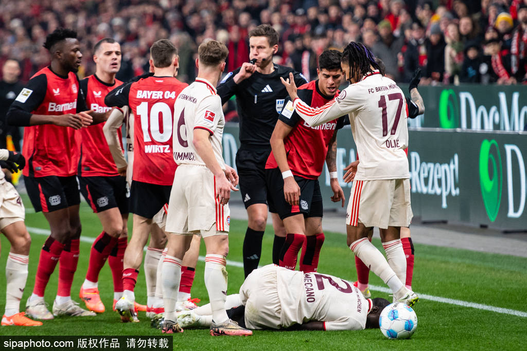 克里斯托弗·恩库杜突破射门,帮助汉诺威96战胜勒沃库森 克里斯托弗·恩库杜突破射门,帮助汉诺威96战胜勒沃库森