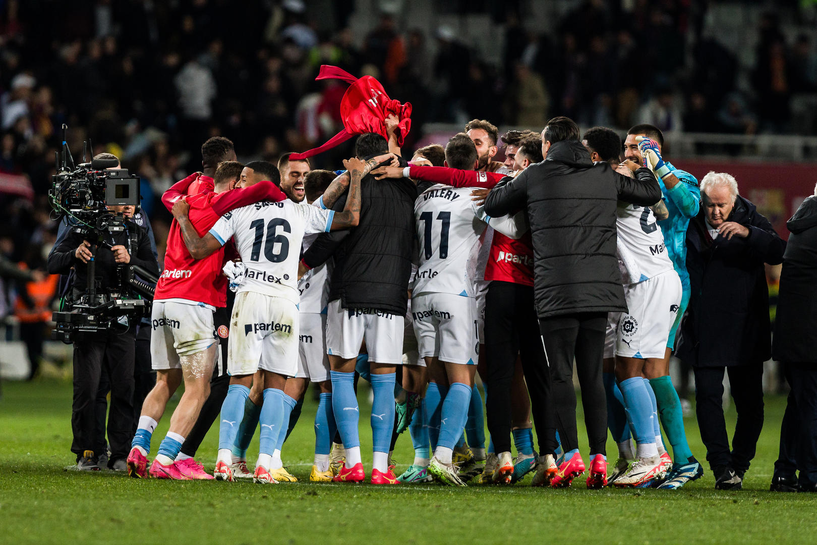 罗马客场战平,球员集体开怀庆祝 罗马客场战平,球员集体开怀庆祝