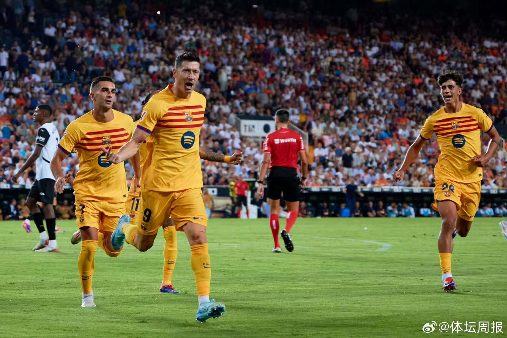 威廉希尔app-足球比赛现场球员们斗志昂扬,比分胶着 威廉希尔app-足球比赛现场球员们斗志昂扬,比分胶着