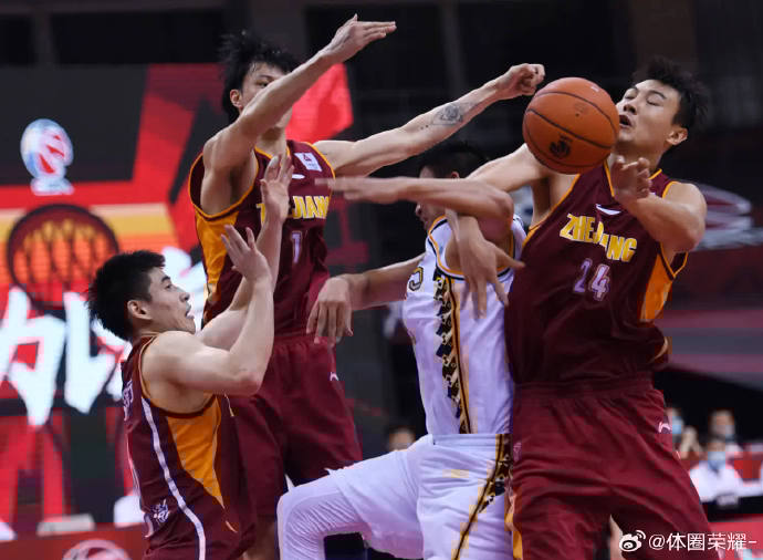 奋勇拼搏,球队以微弱优势压倒对手晋级 奋勇拼搏,球队以微弱优势压倒对手晋级