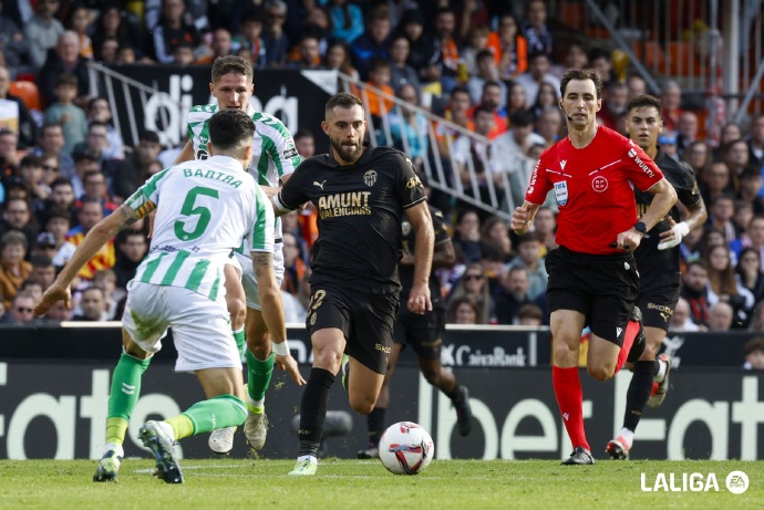 威廉希尔中文站-瓦伦西亚客场2-1逆转击败阿拉维斯,西甲前四有望 威廉希尔中文站-瓦伦西亚客场2-1逆转击败阿拉维斯,西甲前四有望