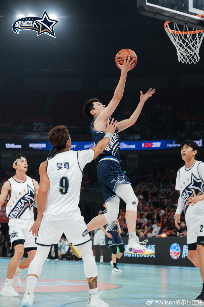 球员在比赛中全力以赴,展现出顶尖水平 球员在比赛中全力以赴,展现出顶尖水平