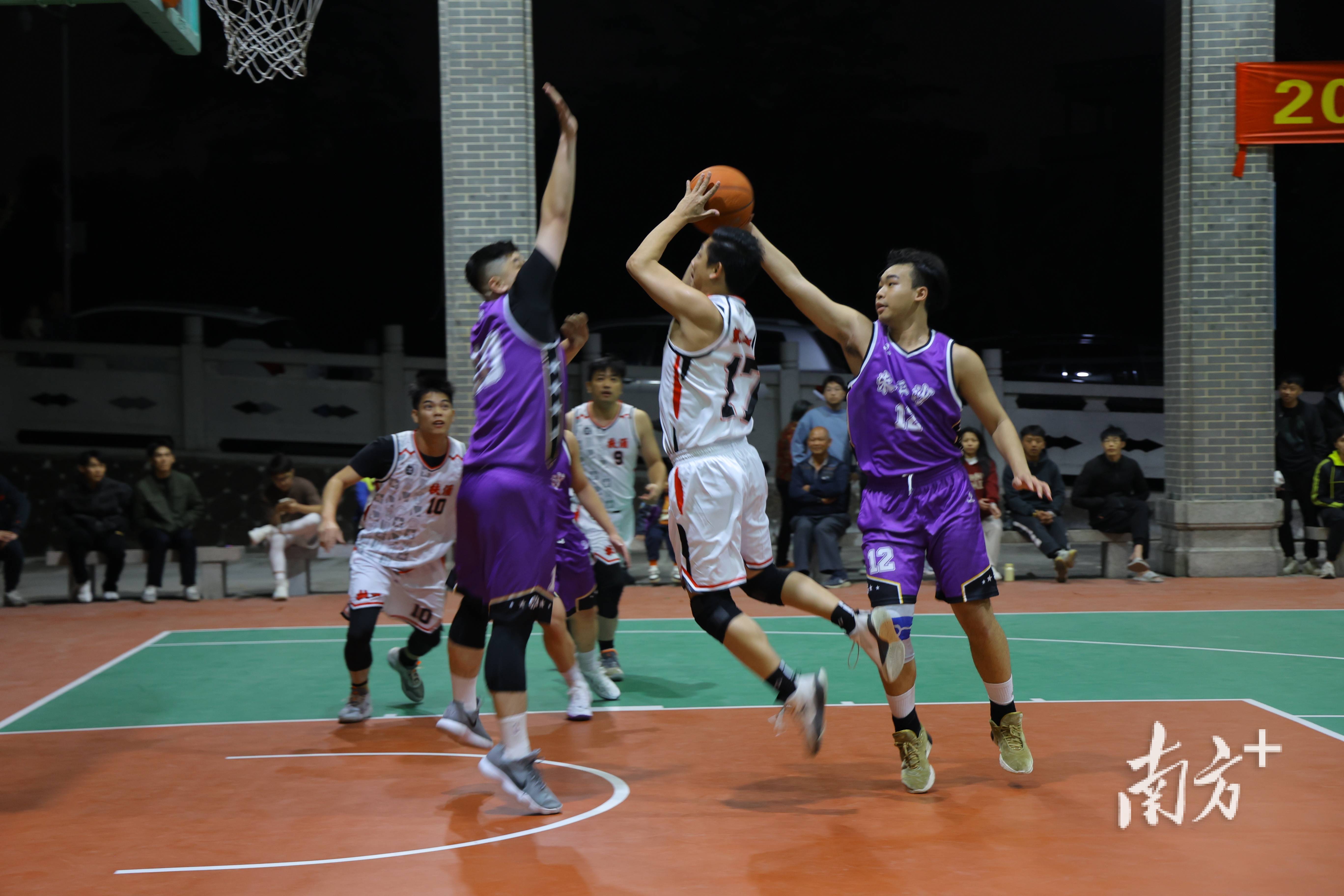 新赛季篮球赛事引发观众热情 新赛季篮球赛事引发观众热情