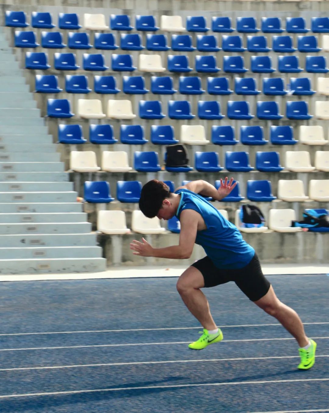 威廉希尔app-利比亚田径选手冲刺终点,尽展激情! 威廉希尔app-利比亚田径选手冲刺终点,尽展激情!