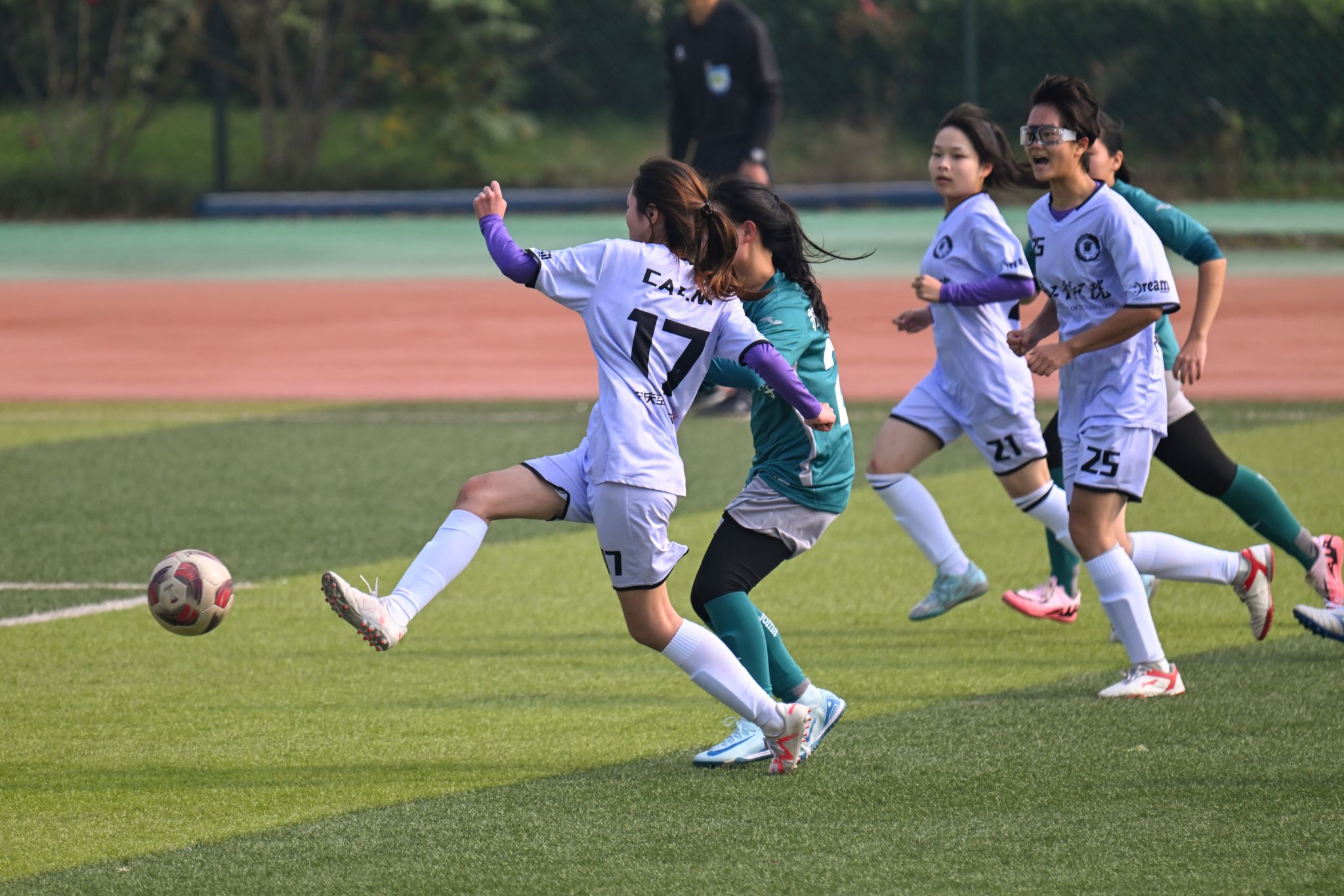 满场欢呼的足球比赛：女子选手展现实力！