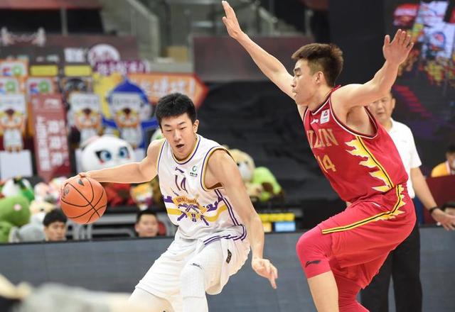 新人球员崭露头角,为球队注入活力 新人球员崭露头角,为球队注入活力