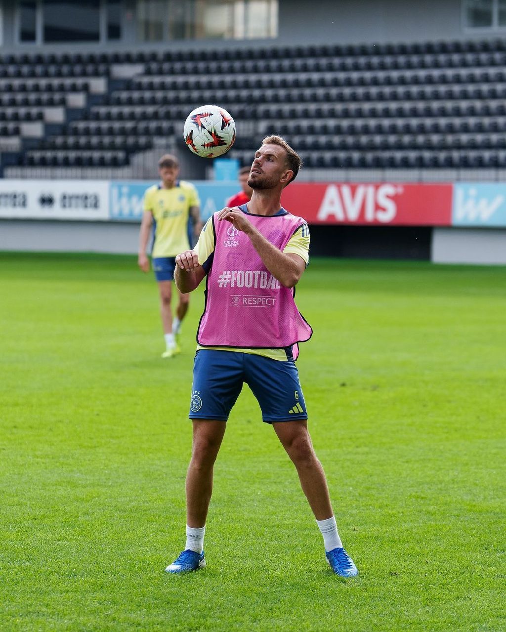 阿贾克斯前锋因伤缺席欧冠大战,球队担忧备战 阿贾克斯前锋因伤缺席欧冠大战,球队担忧备战