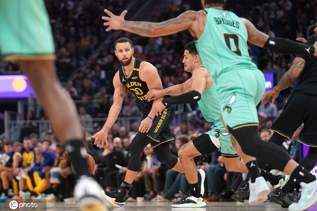 威廉希尔app-勇士队员个个爆发，集体助攻实现大胜