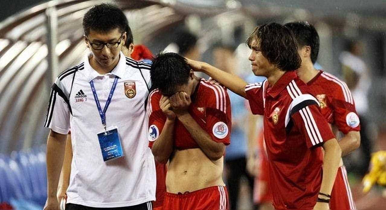 贵州男篮在比赛中失利，球员们感到失落