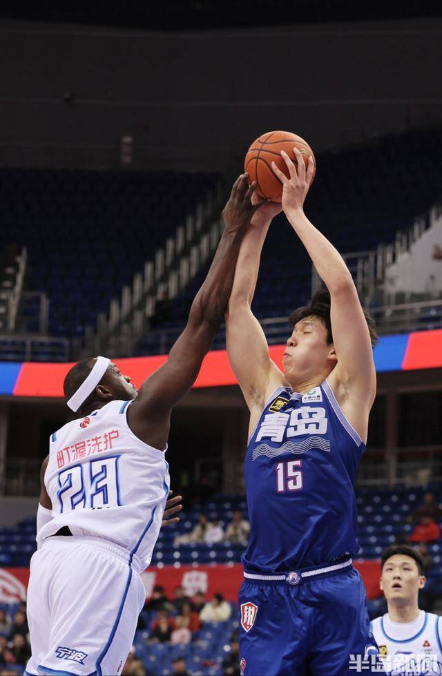 威廉希尔官网-青岛主场大胜，夺得关键胜利