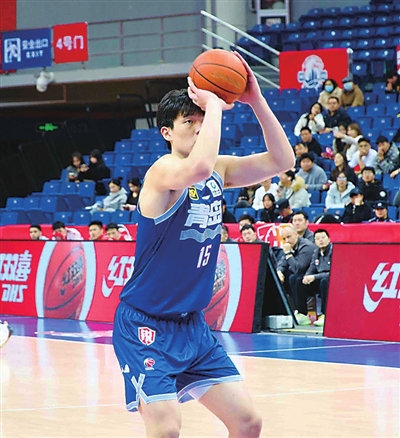 青岛主场大胜,夺得关键胜利 青岛主场大胜,夺得关键胜利