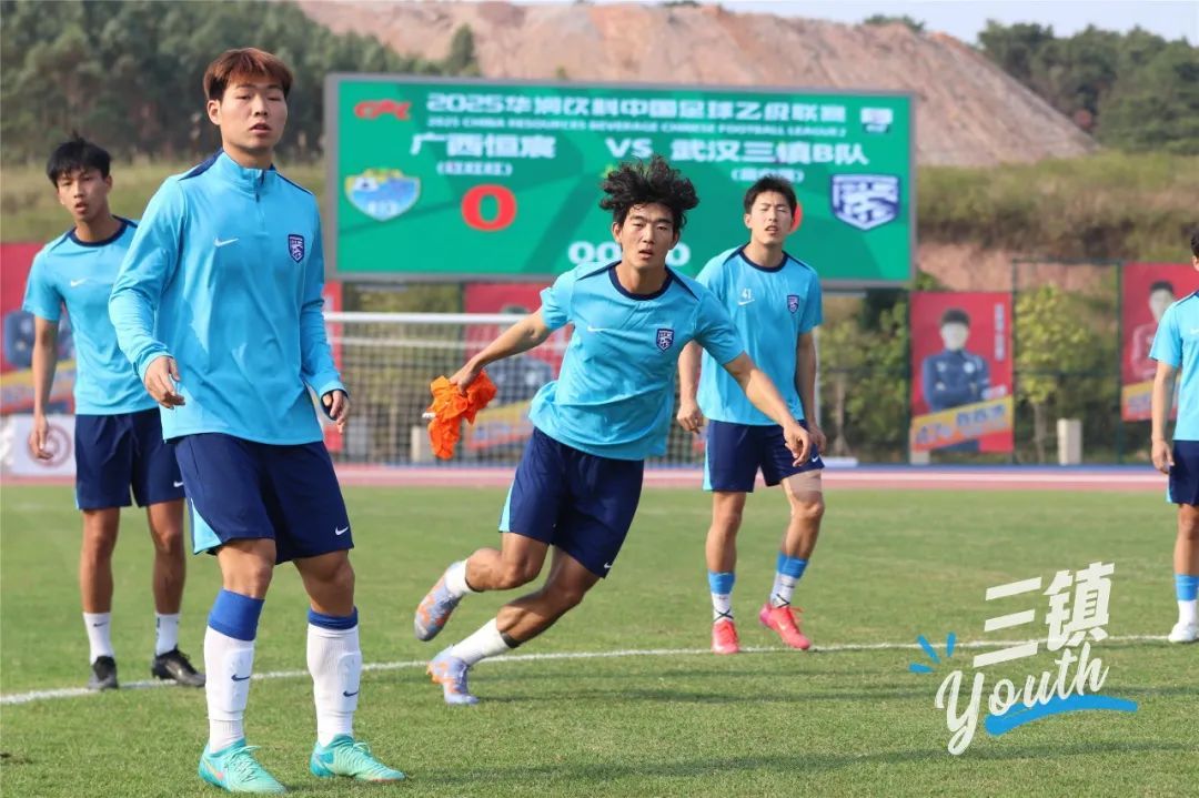 足球巨星合练新战术，球队迎接挑战