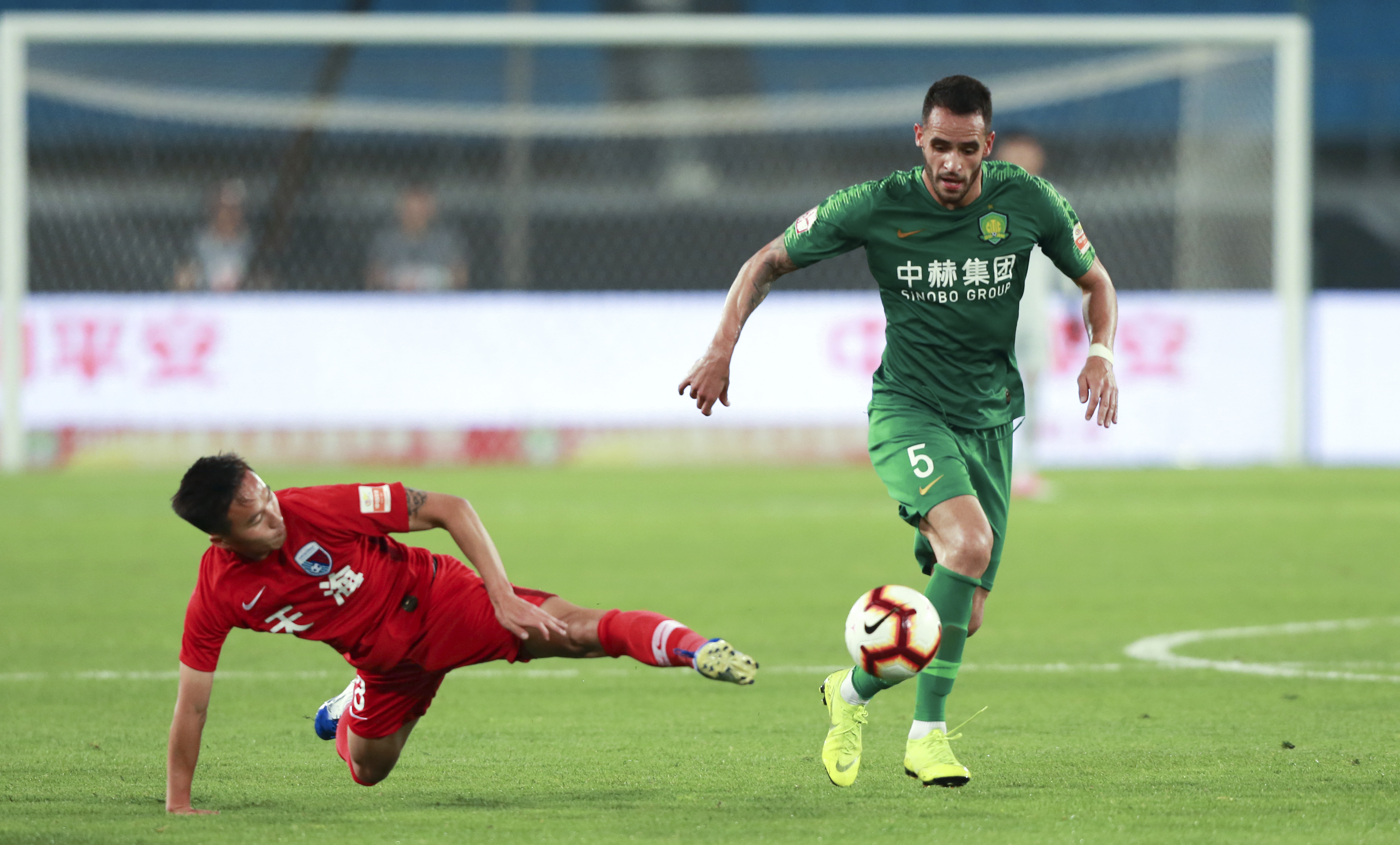 北京中赫国安队员在赛场上展现出色表现 北京中赫国安队员在赛场上展现出色表现