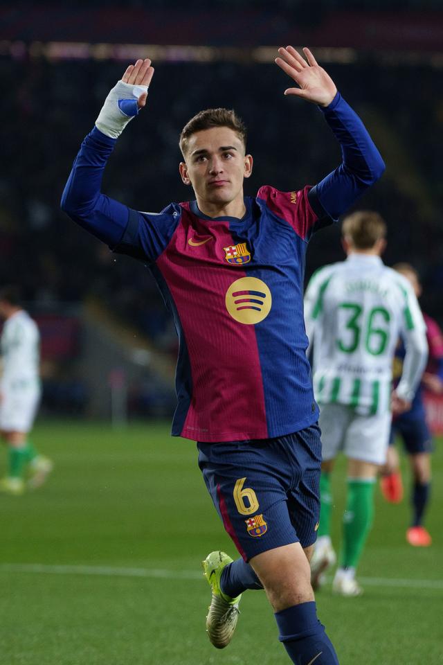 威廉希尔app-巴塞罗那球员积极进攻，力压对手获胜！