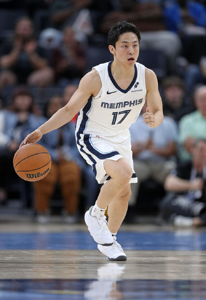 灰熊队球员参加公益活动受热捧 灰熊队球员参加公益活动受热捧