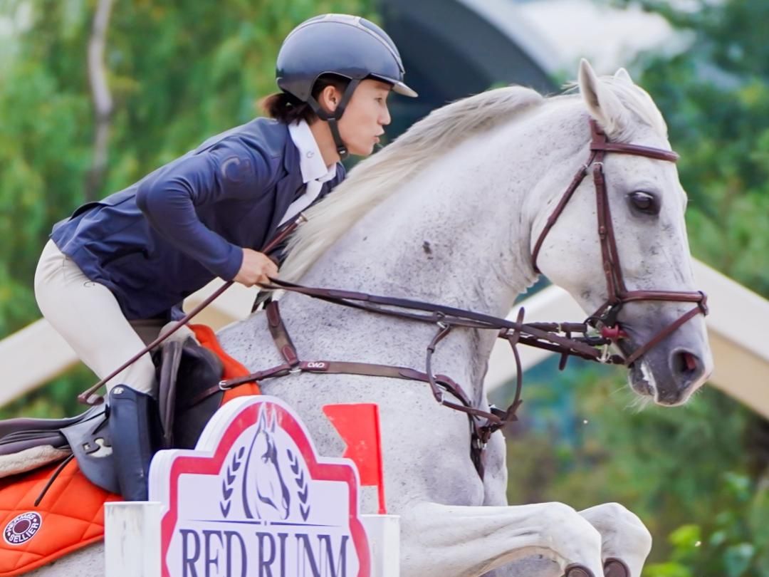 智利马术选手在障碍比赛中驾驭完美取胜