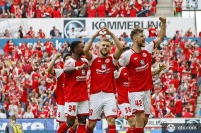 胜负悬疑的足球对决成为焦点，实力对比激烈