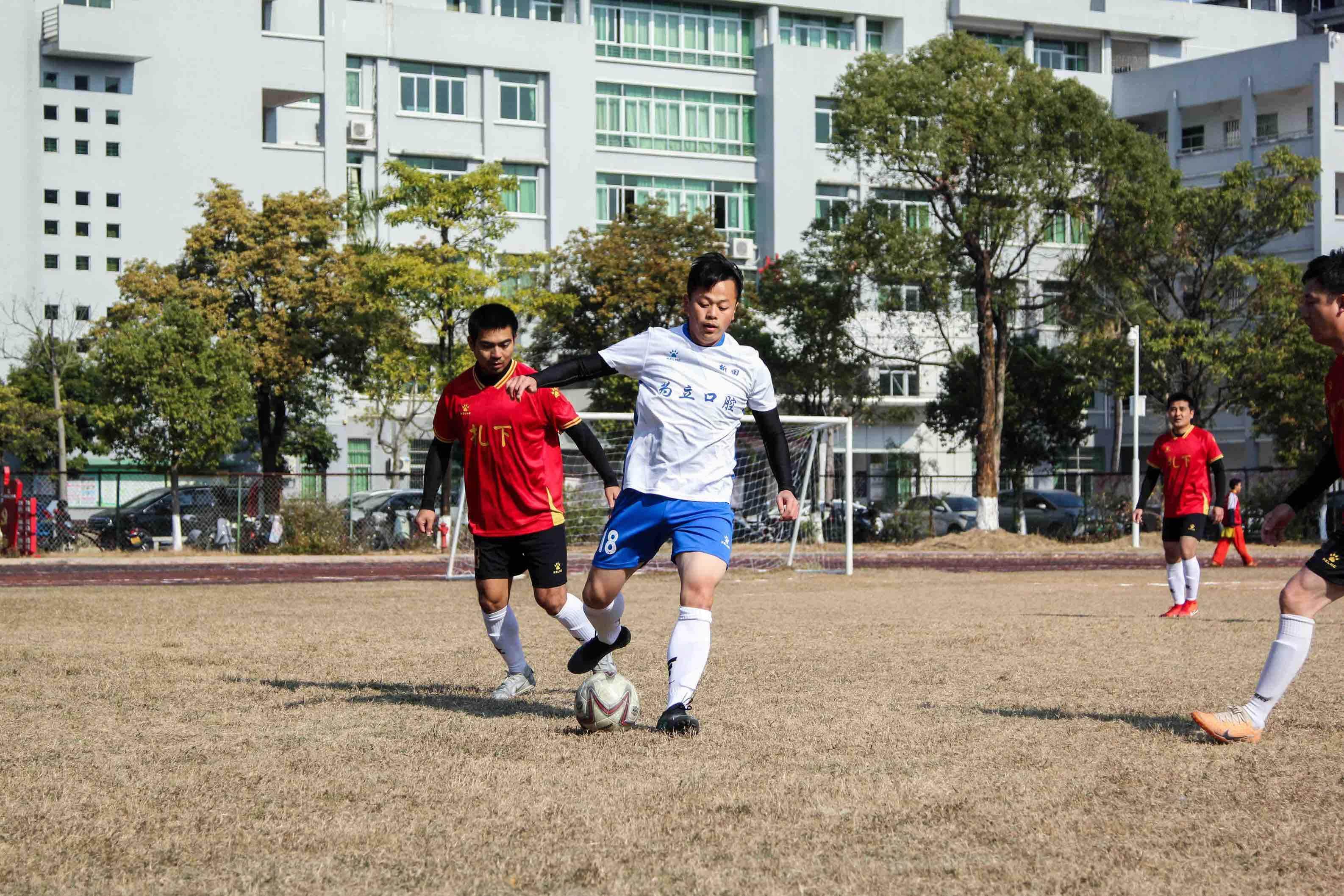 足球比赛现场激情四射，球员斗志昂扬