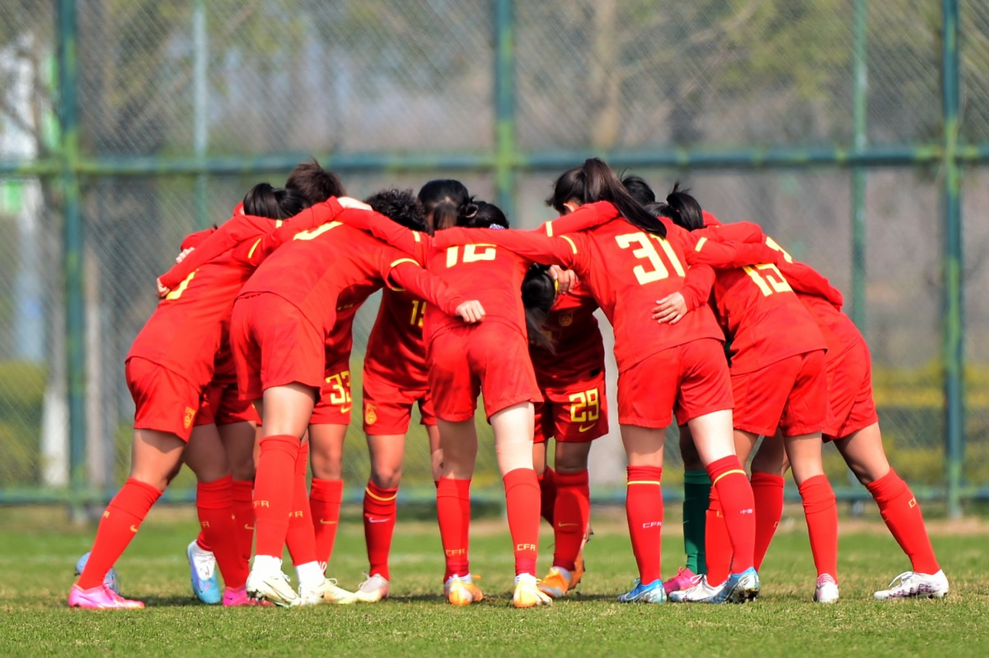 女足赛事现场欢乐迭起场面感人 女足赛事现场欢乐迭起场面感人