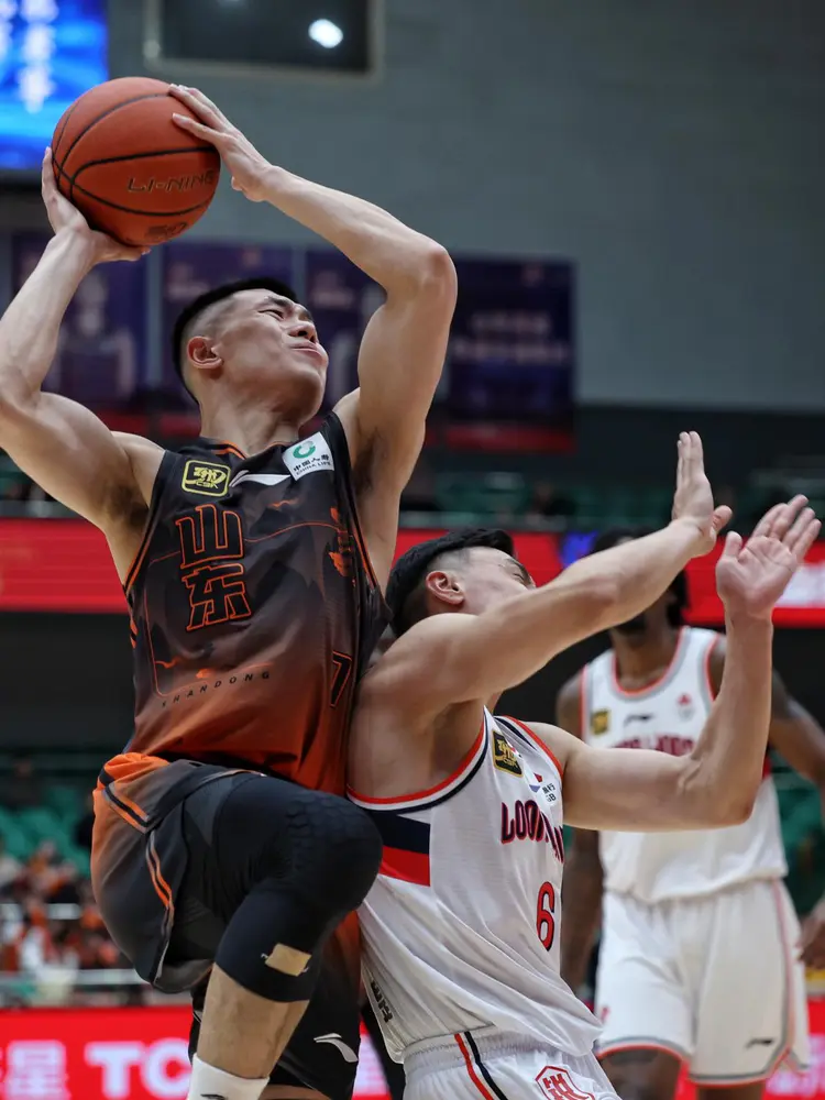 广东龙狮强敌山东，团队合作勇往直前