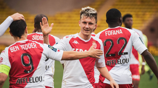 威廉希尔app-摩纳哥全取三分，苏黎世甜笑迎来胜利