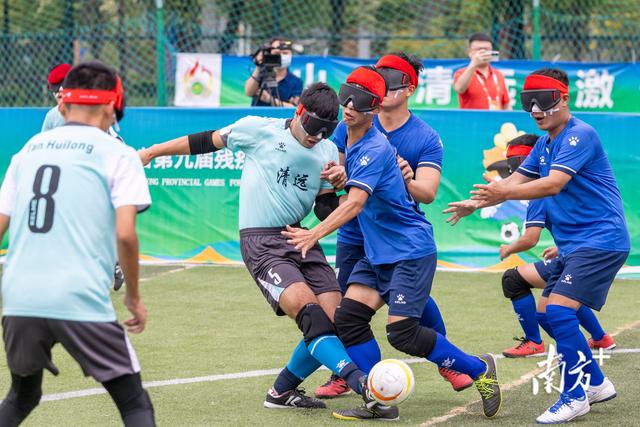 足球界首次举行盲人球员比赛,震撼世界 足球界首次举行盲人球员比赛,震撼世界