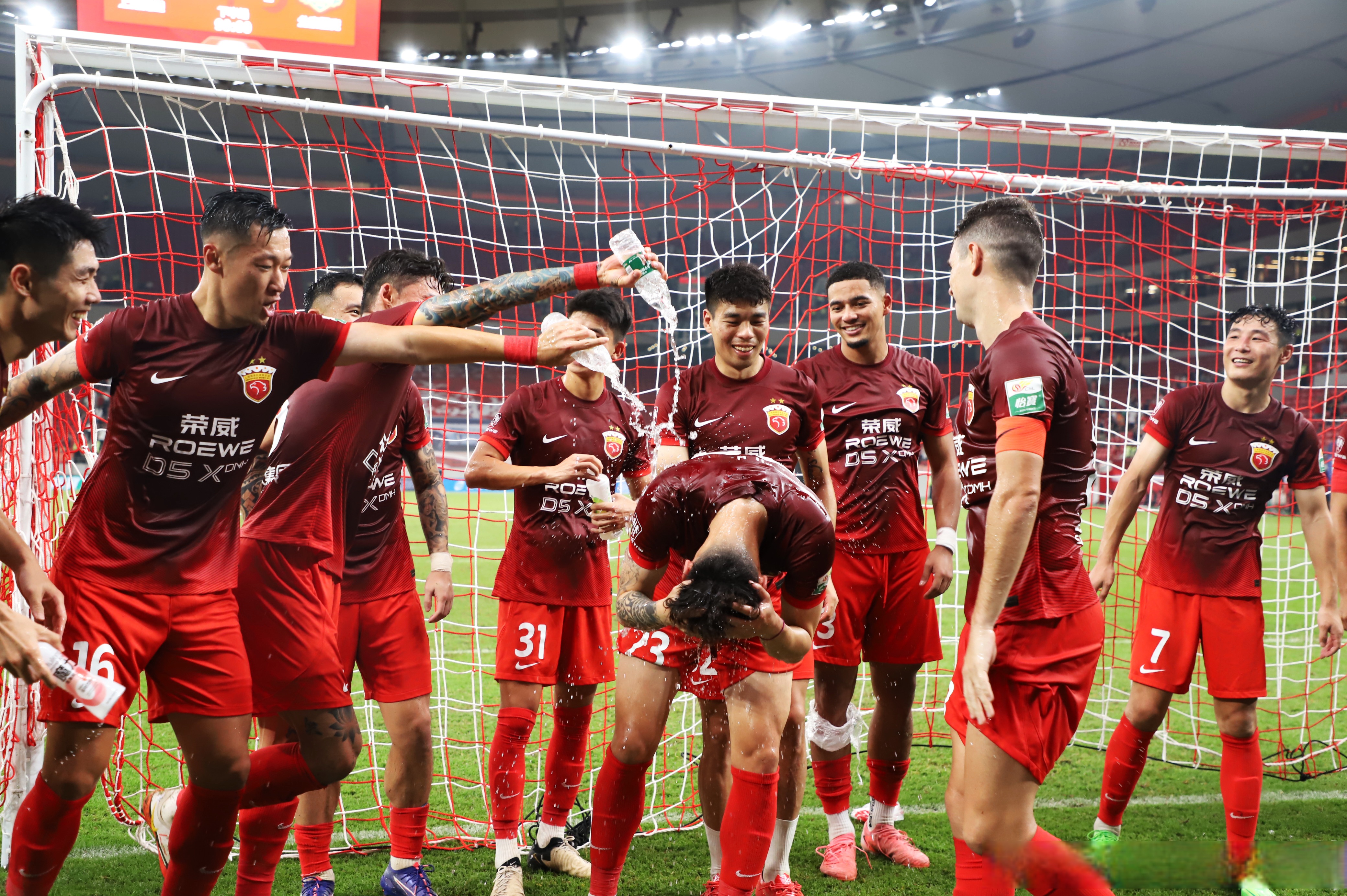 豪门对决再现历史性瞬间，引爆球迷狂热热情