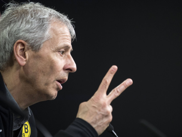 沙尔克04主教练变阵成功，球队逆袭获胜