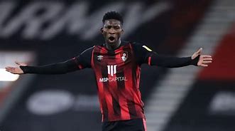 威廉希尔中文站-比利亚雷亚尔中卫连续表现出色，成为球队一哥