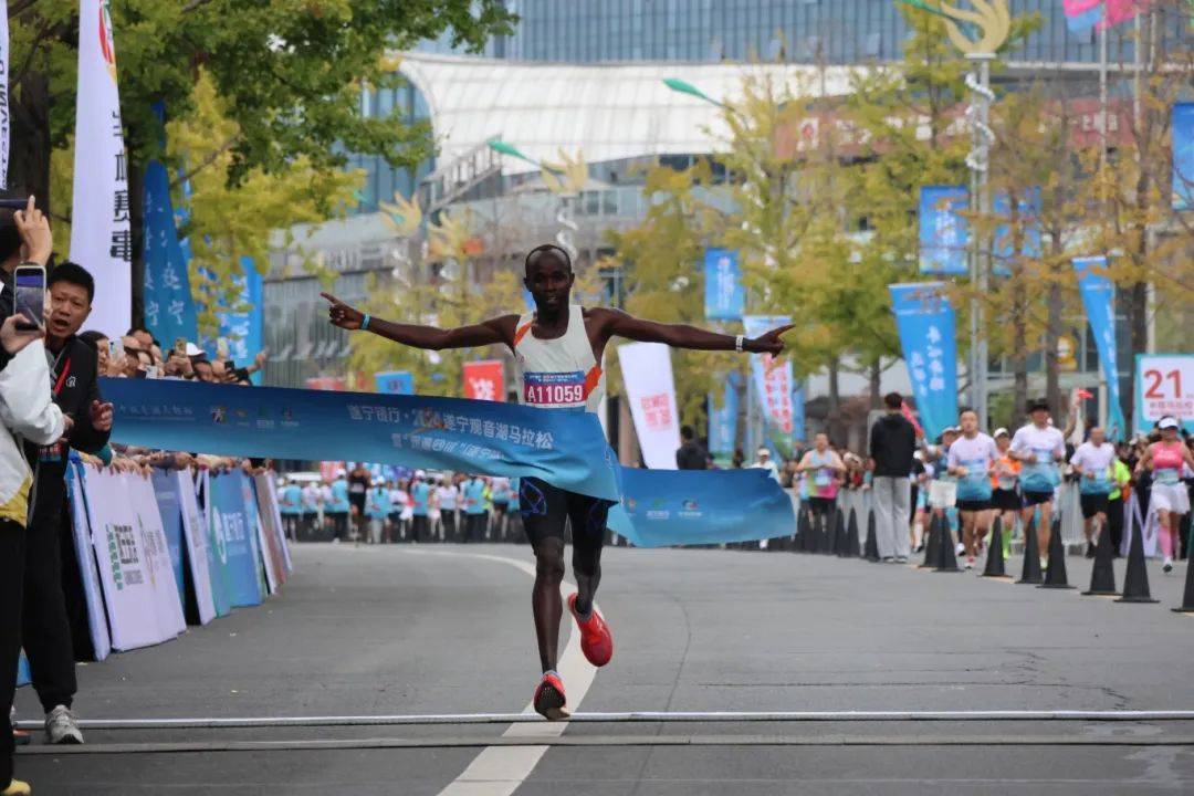 美国飞速奔跑，实现冲刺冠军