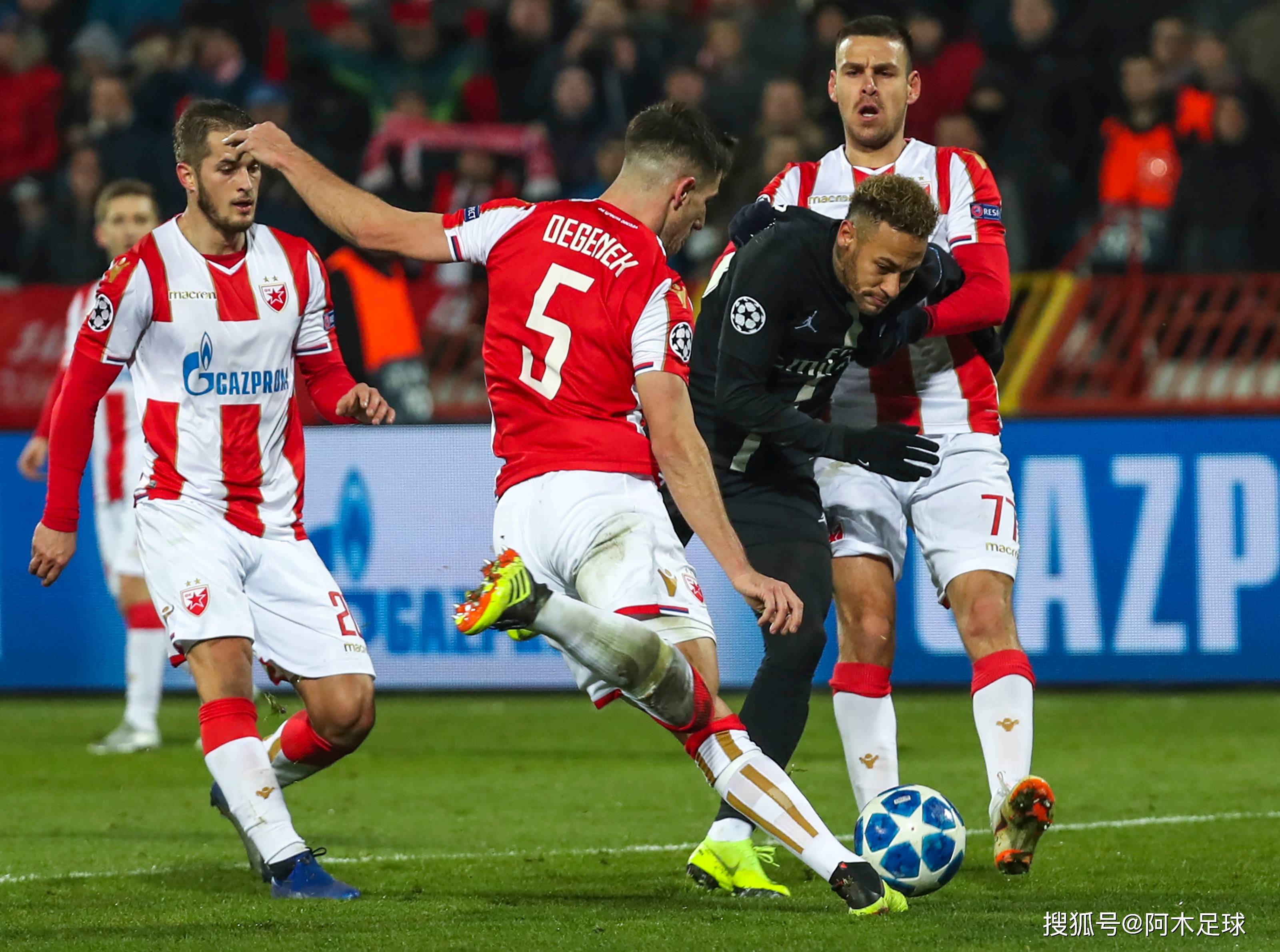 足球比赛中球队精心布阵打出漂亮战术 足球比赛中球队精心布阵打出漂亮战术