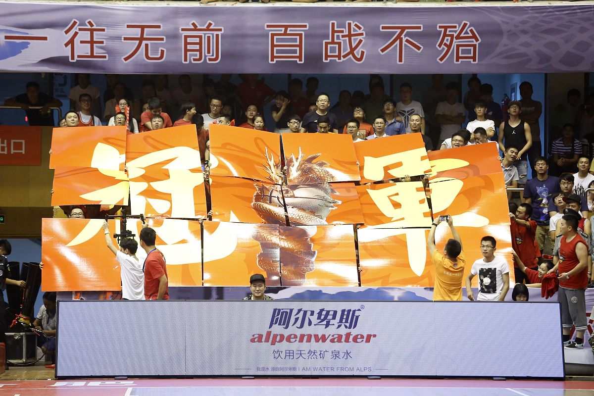 绝杀进球激战惊天逆转，球迷欢呼不已