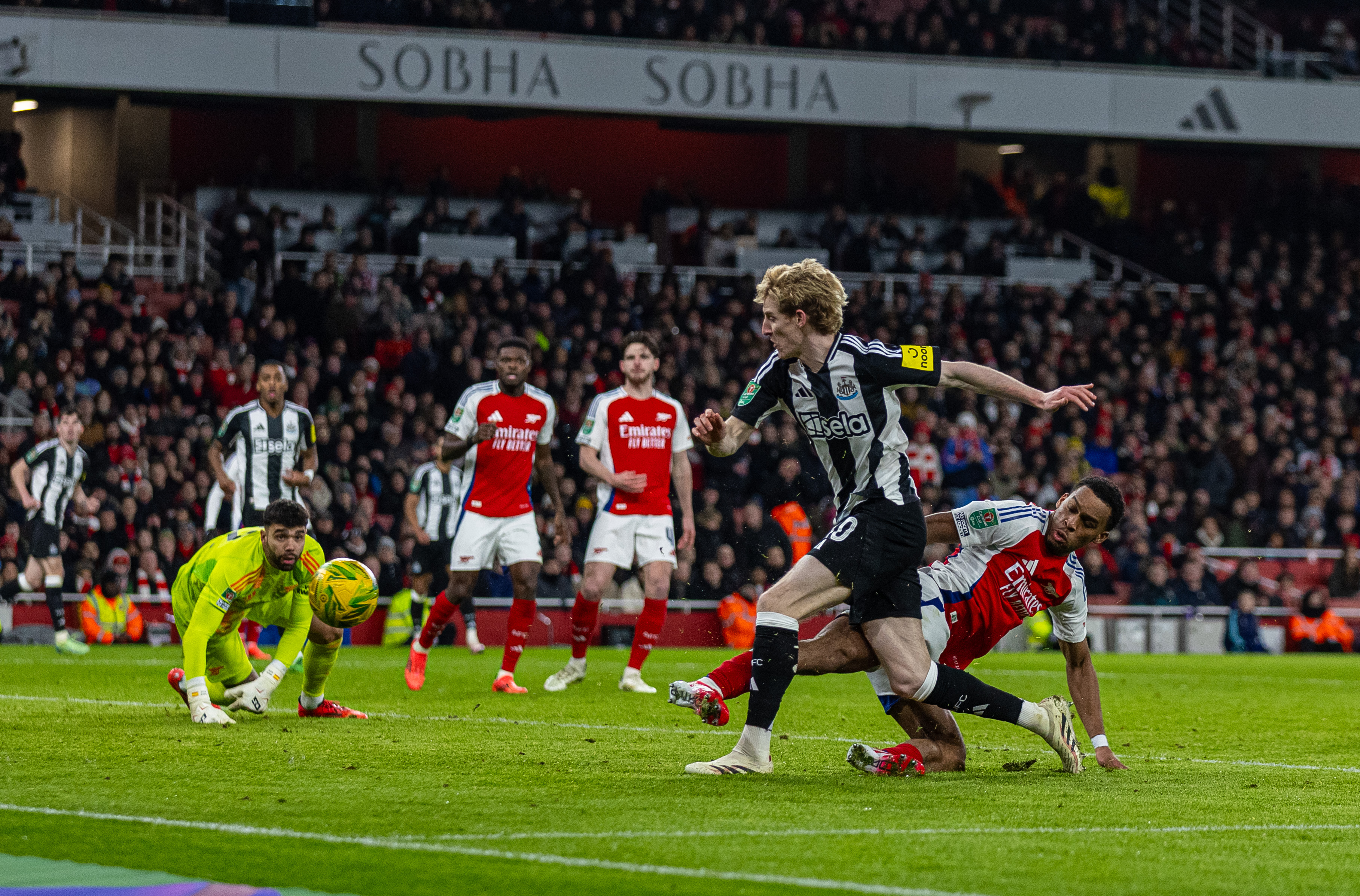 威廉希尔app-阿森纳球员伤退危机，或将错失接下来重要比赛