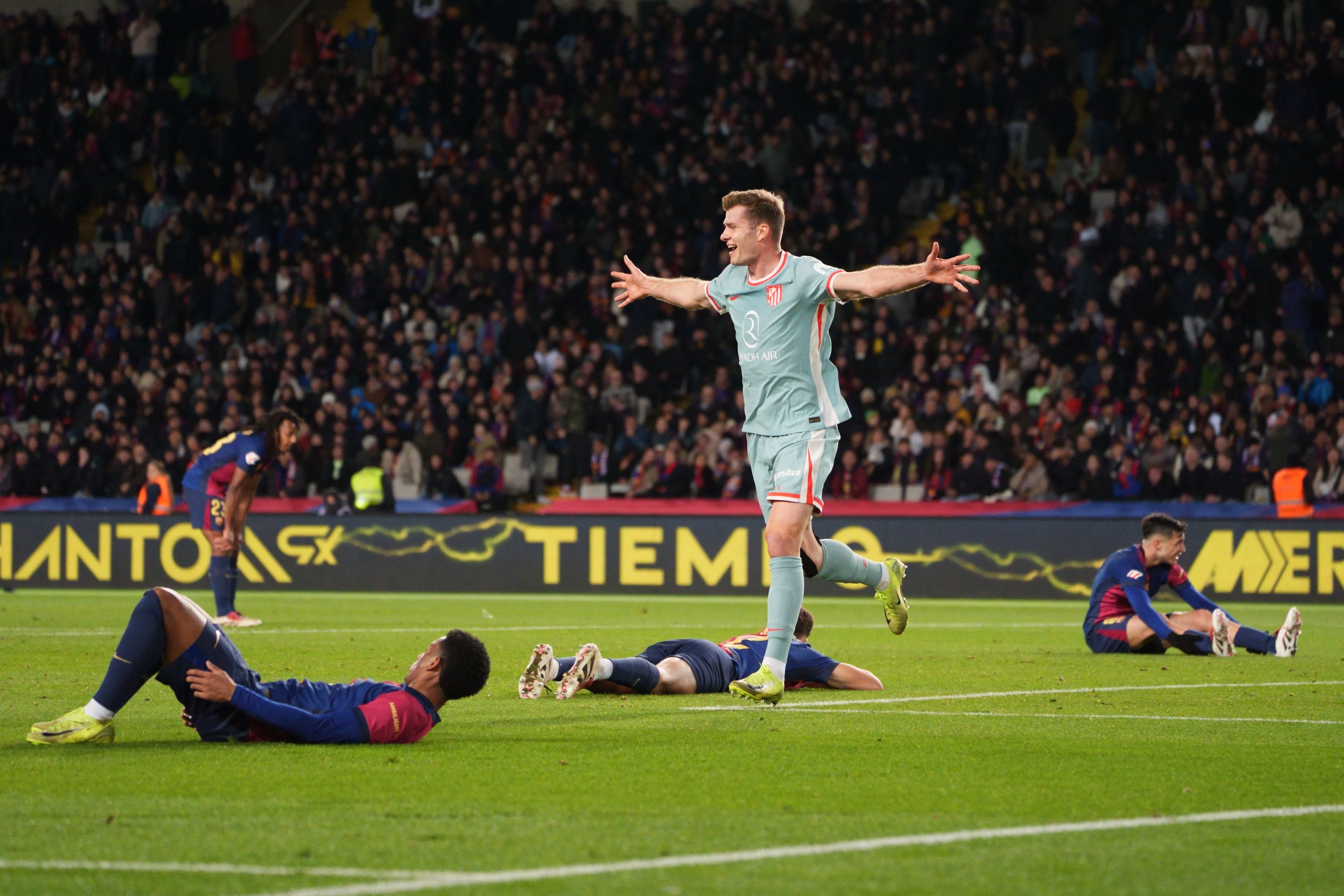 威廉希尔官网-巴萨中场球员频频破门，进攻火力强劲