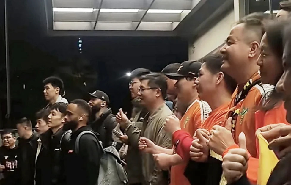 客场征战疲态明显,球队实力逐渐暴露,球迷心忧 客场征战疲态明显,球队实力逐渐暴露,球迷心忧