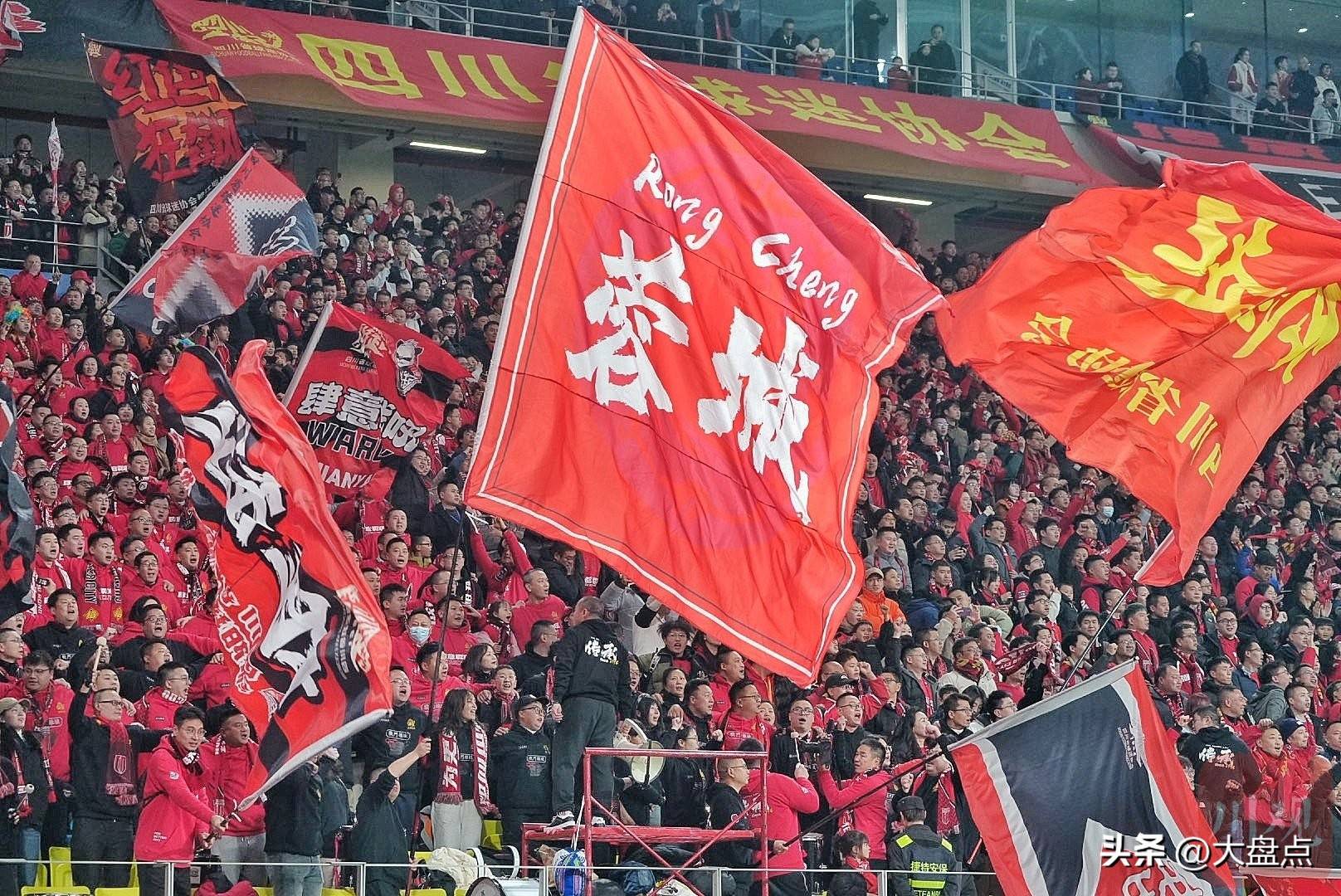 足球赛场上精彩纷呈,国内联赛成为热门话题 足球赛场上精彩纷呈,国内联赛成为热门话题