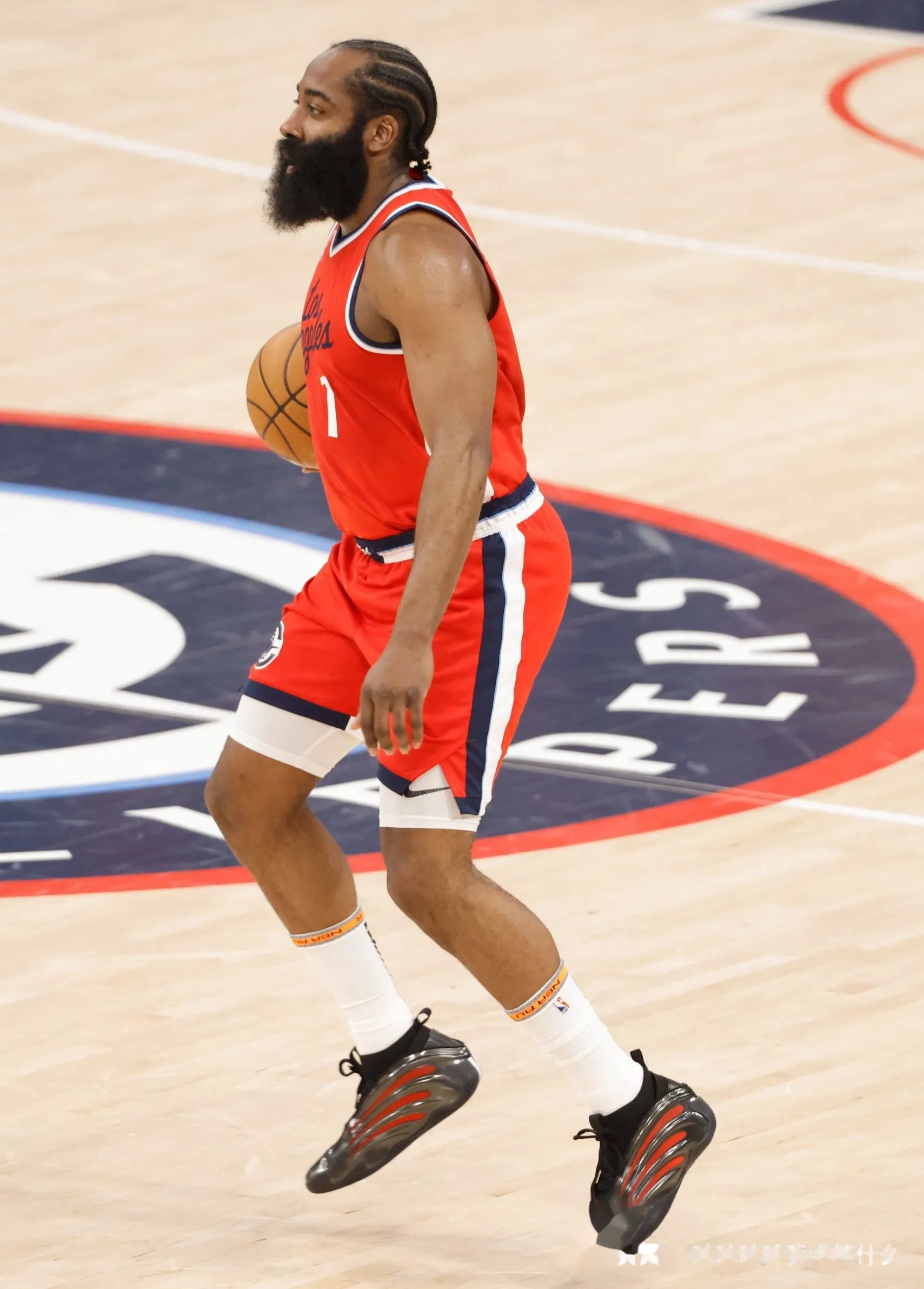 威廉希尔中文站-重返巅峰！哈登争夺得分王，球队实力蓄势待发