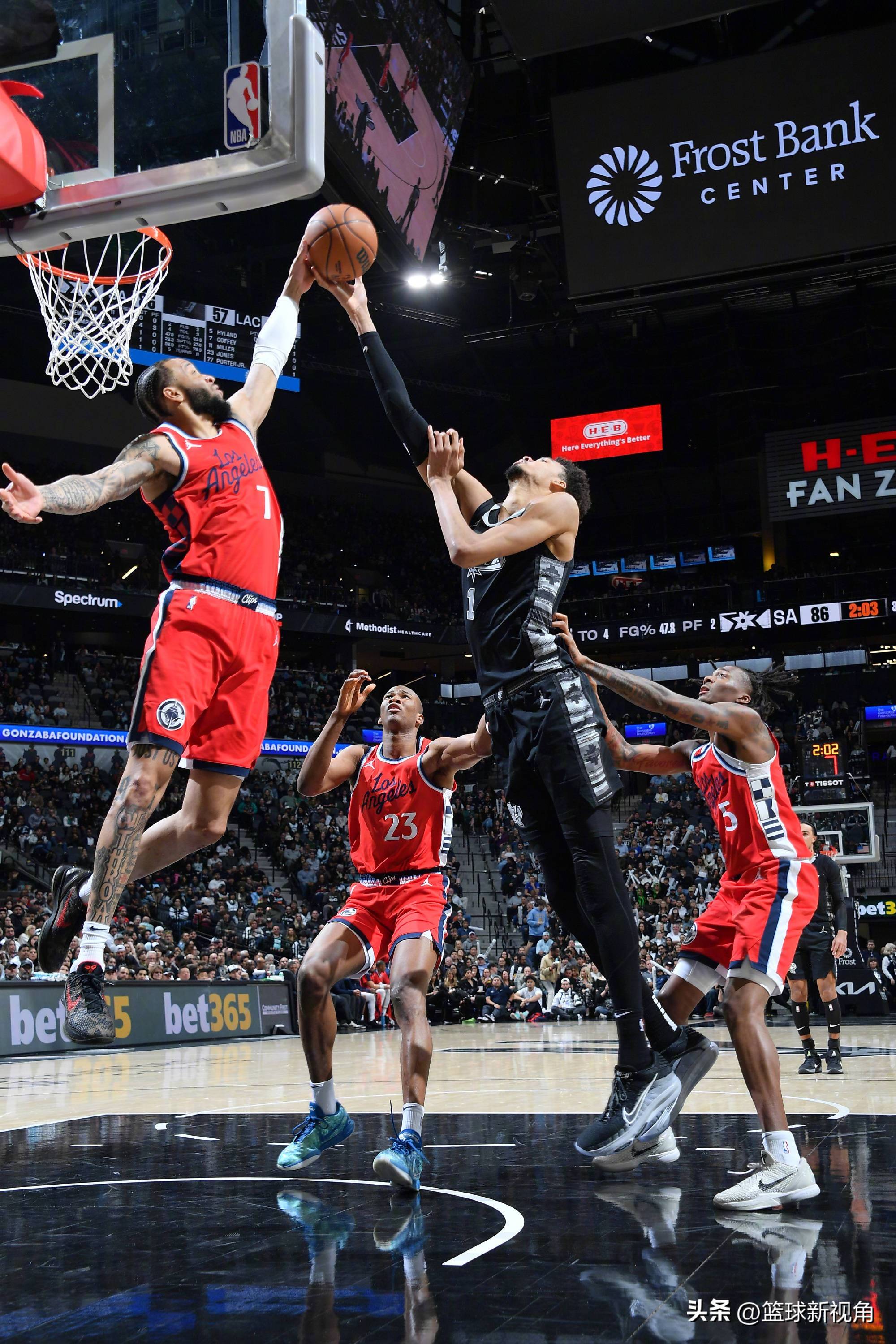 威廉希尔app-快船主帅战术变革，球队士气大振迎来转折