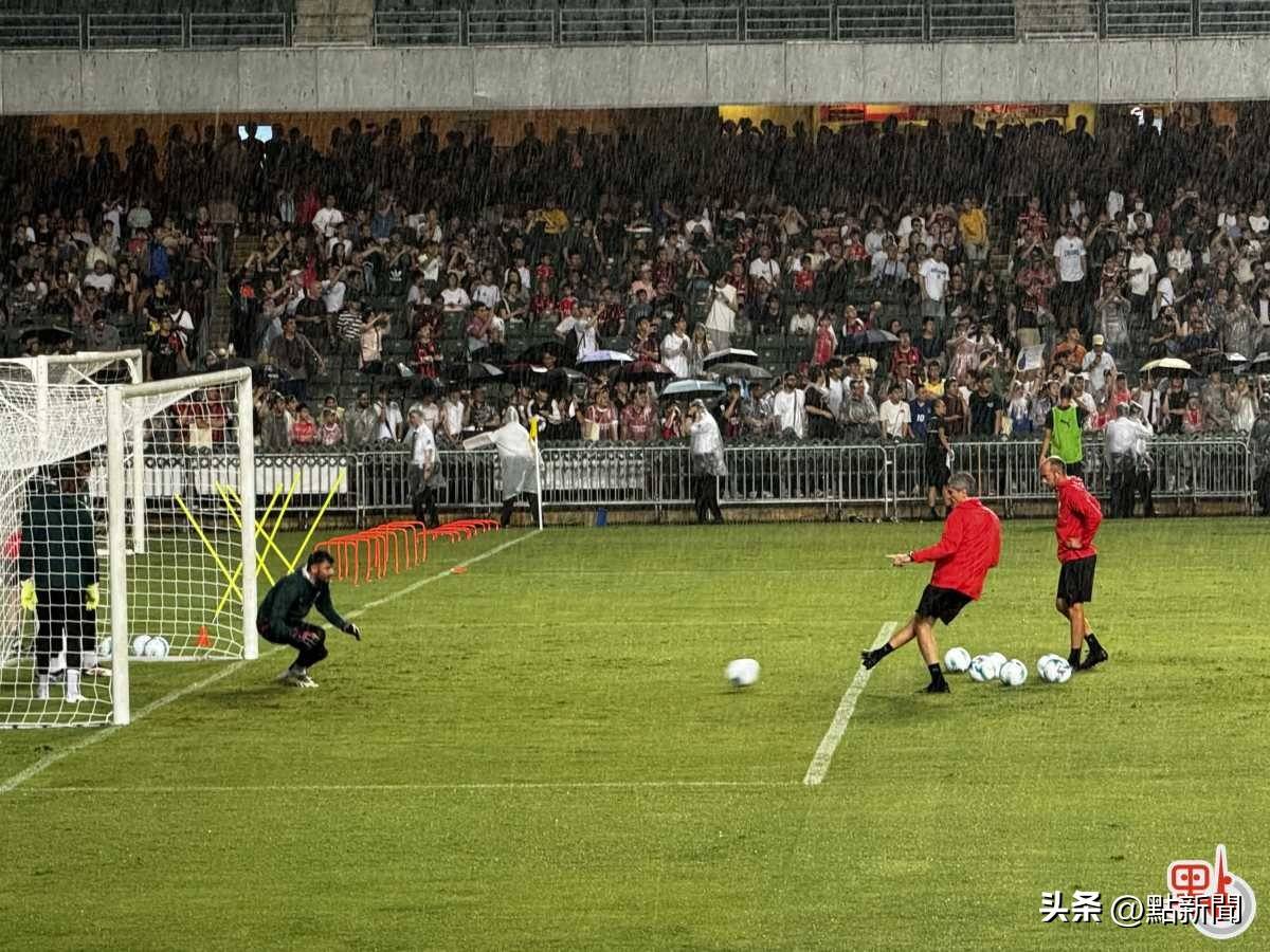 比赛中出现悬念，球迷热情欢呼