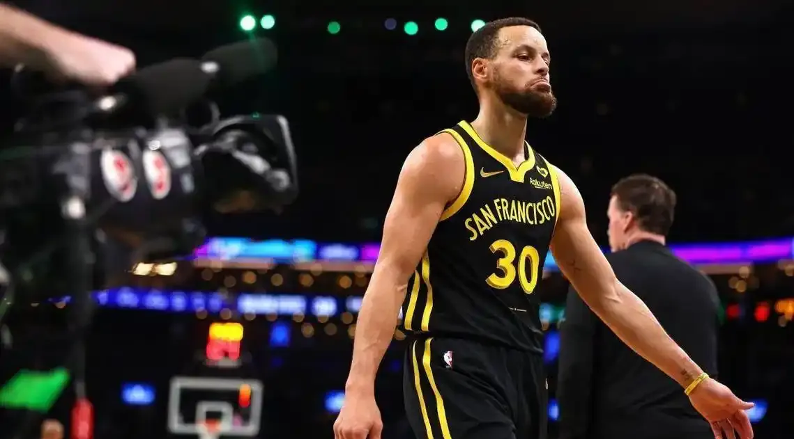 勇士主场胜出,库里成全场最佳 勇士主场胜出,库里成全场最佳