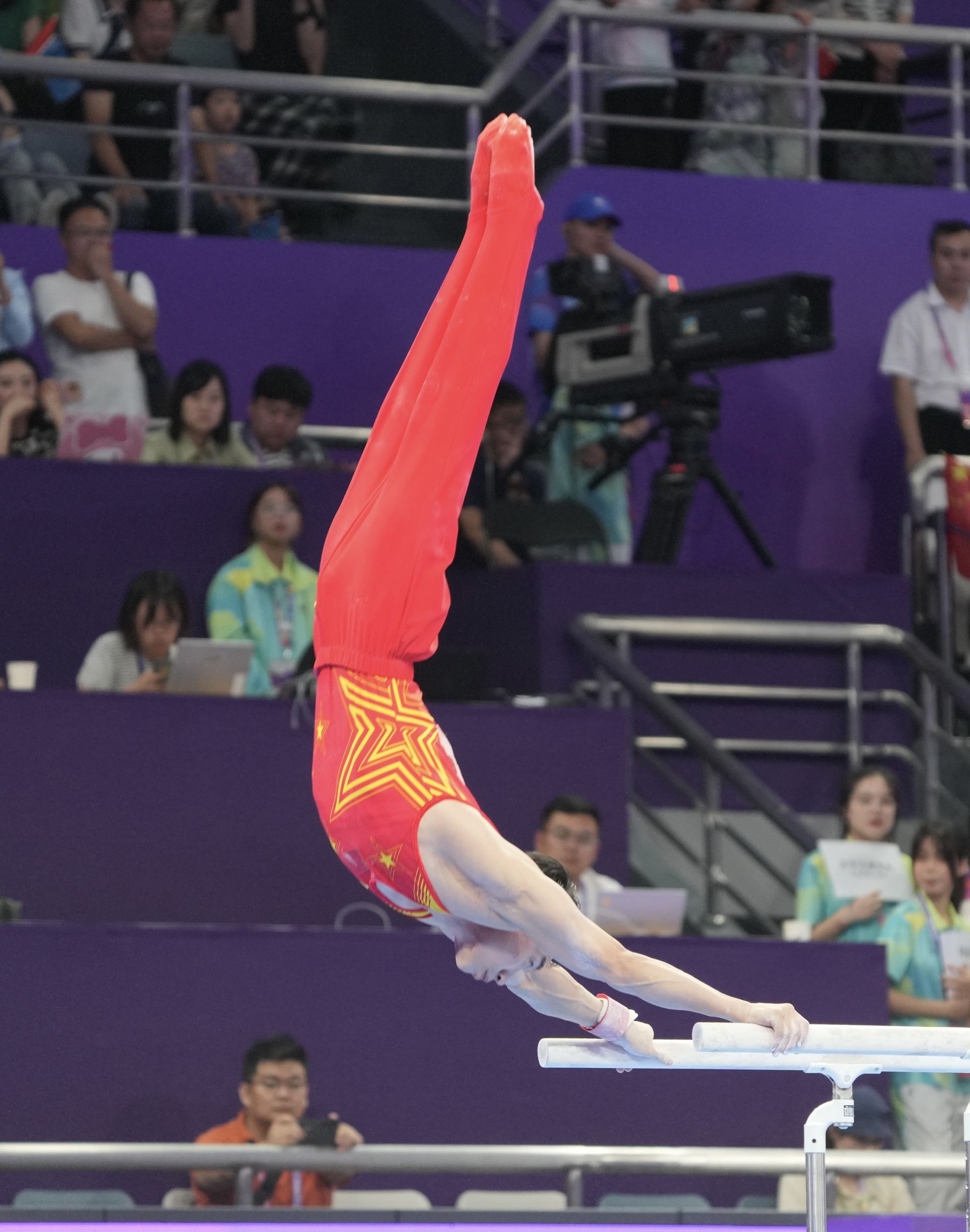 威廉希尔中文站-美国体操选手登顶男子双杠赛场，实现完美表现