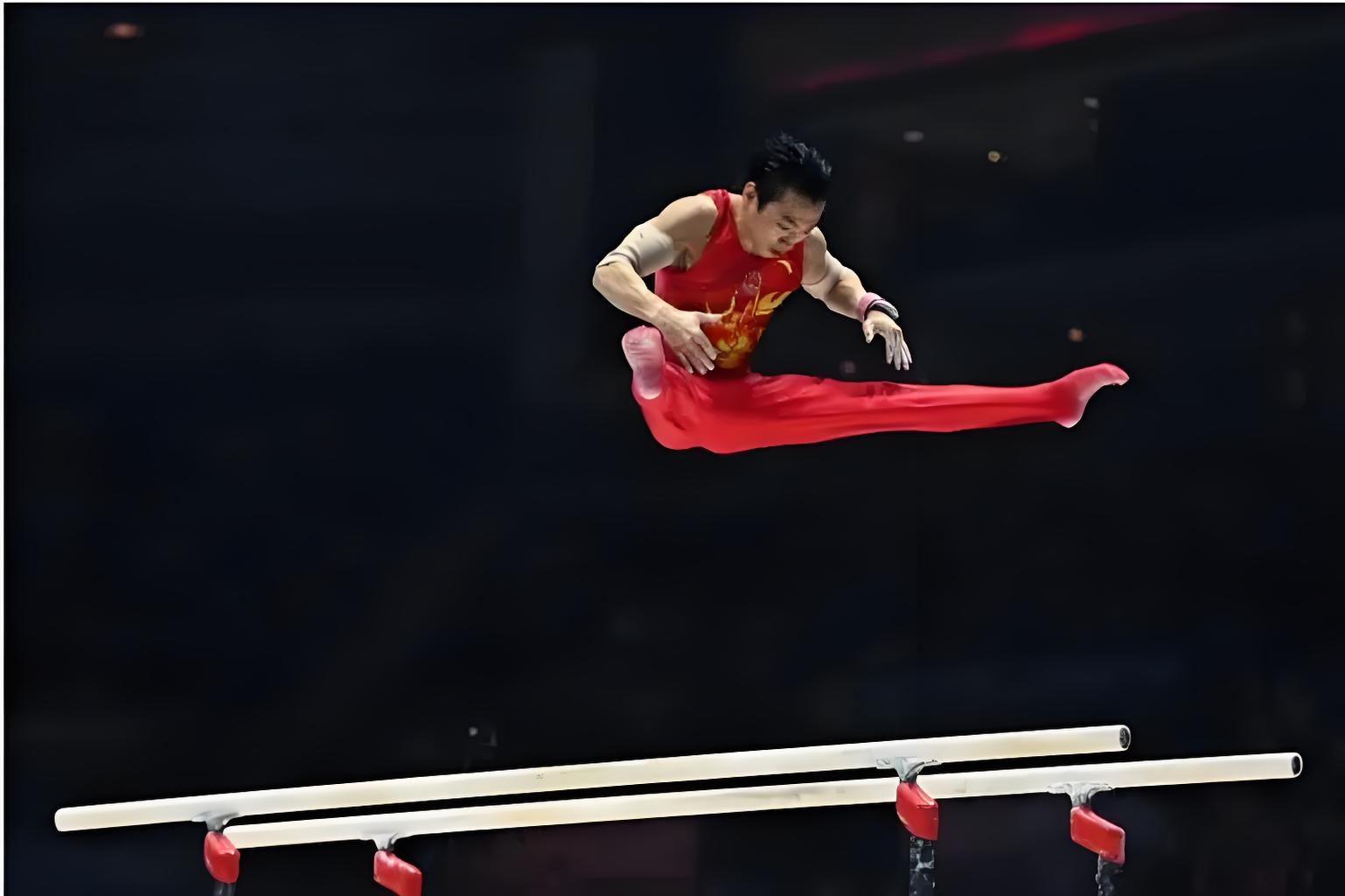 美国体操选手登顶男子双杠赛场,实现完美表现 美国体操选手登顶男子双杠赛场,实现完美表现