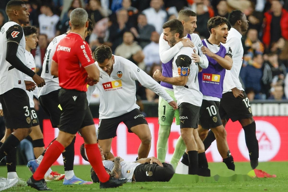 瓦伦西亚主场告捷，巴伦西亚客场失利